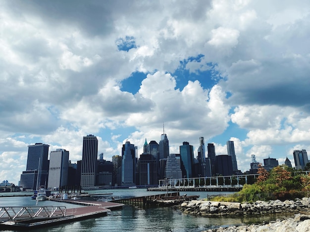 Photo buildings in city against cloudy sky