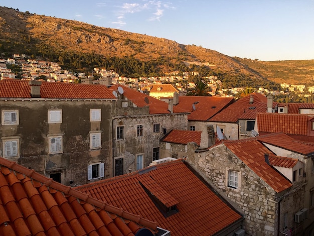 Foto edifici in città contro la montagna