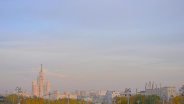 Здания в городе на фоне неба во время захода солнца