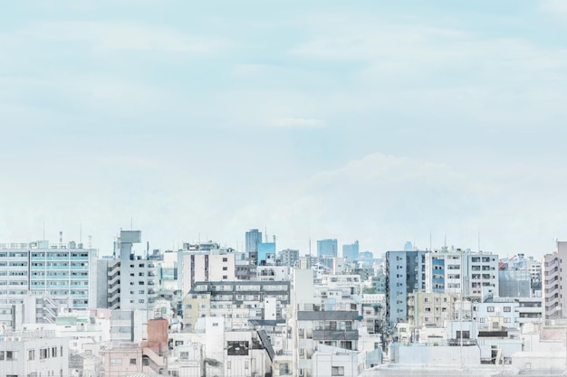 空に照らされた街の建物