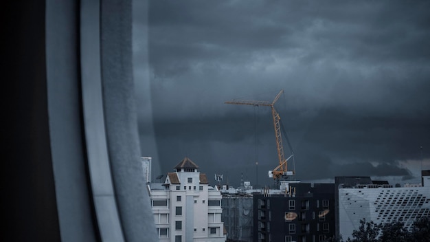 Foto edifici in città contro le nuvole di tempesta