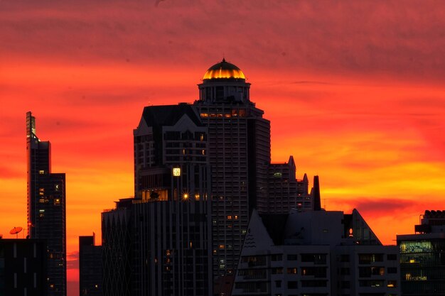 Photo buildings in city during sunset