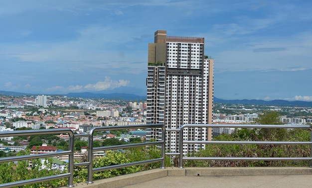Здания в городе, полные кондоминиумов и отелей, фото под высоким углом в паттайе. Снято 8 июля 2023 года в Паттайе, Таиланд.