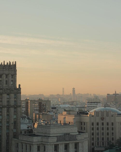 Foto edifici in città al tramonto