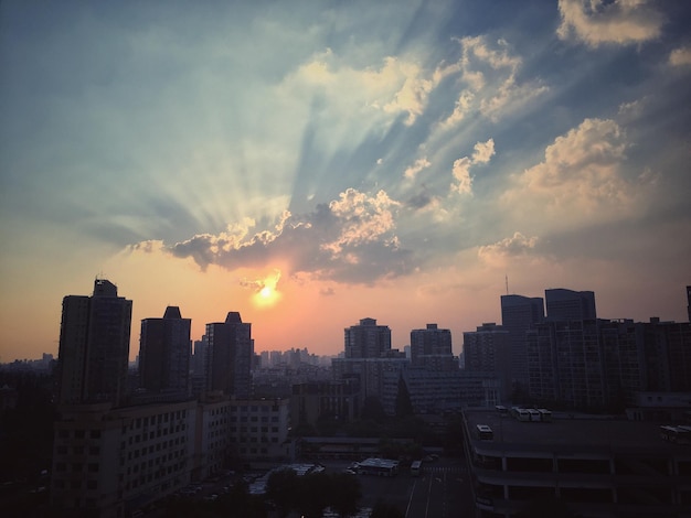 Foto edifici in città al tramonto