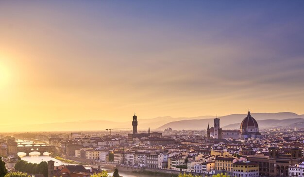 Foto edifici in città al tramonto