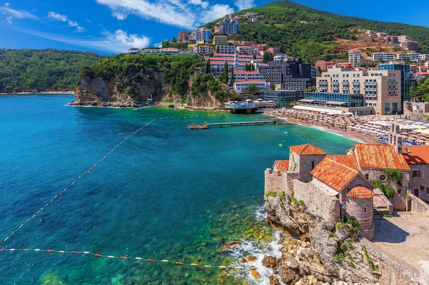 Edifici sulla costa di budva, vista dalla cittadella. montenegro.