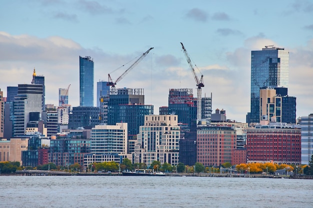 Photo buildings under construction in skyline of new jersey by river