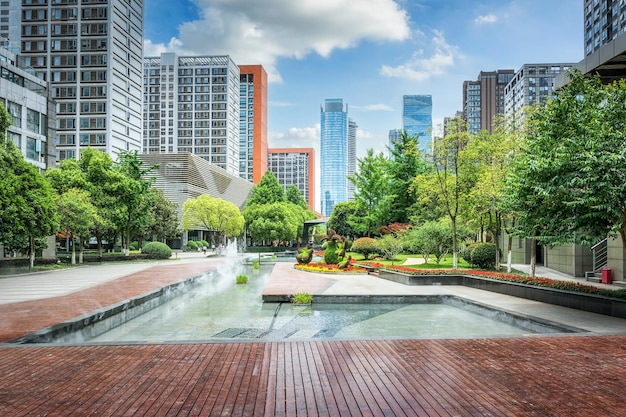 近代的な大都市の建物と緑豊かな公園