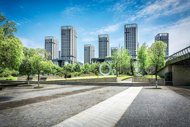 近代的な大都市の建物と緑豊かな公園