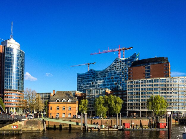 Foto edifici nella città di amburgo contro un cielo blu limpido