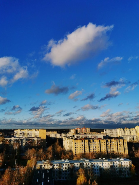 写真 青い空に照らされた街の建物