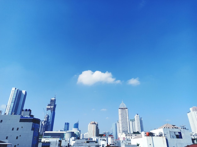 写真 青い空に照らされた街の建物