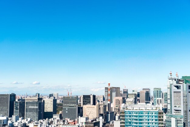 写真 青い空に照らされた街の建物