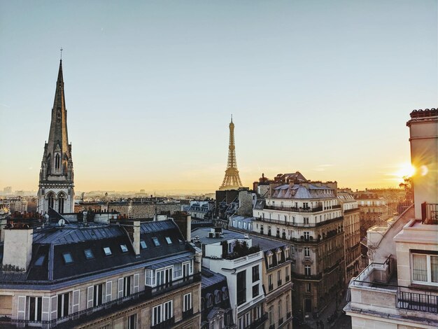 写真 夕暮れの空に照らされた街の建物