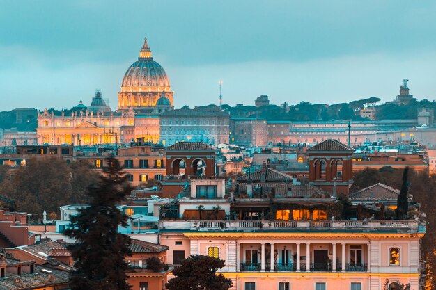 写真 ローマの空に照らされた街の建物