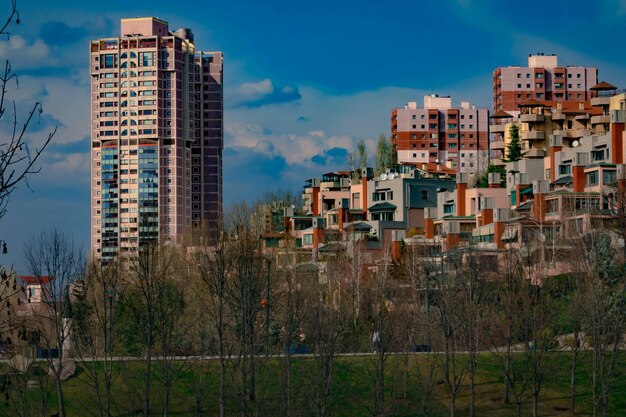 Фото Здания в городе на фоне неба