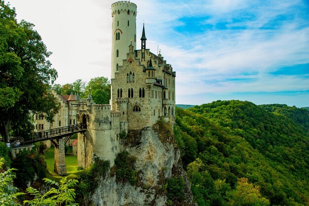 写真 空に照らされた街の建物