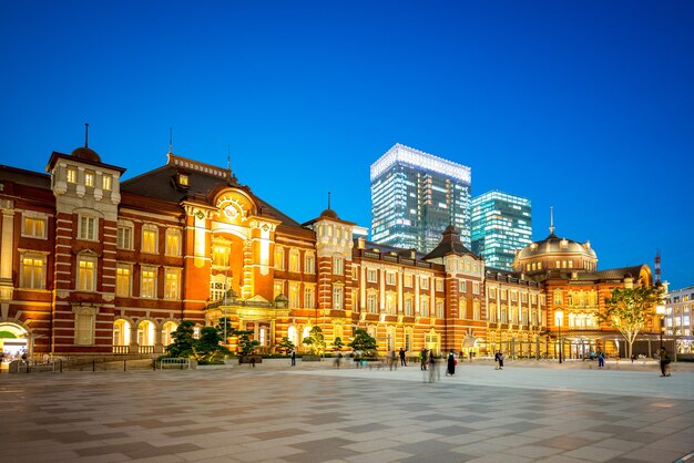 写真 夜の街の建物