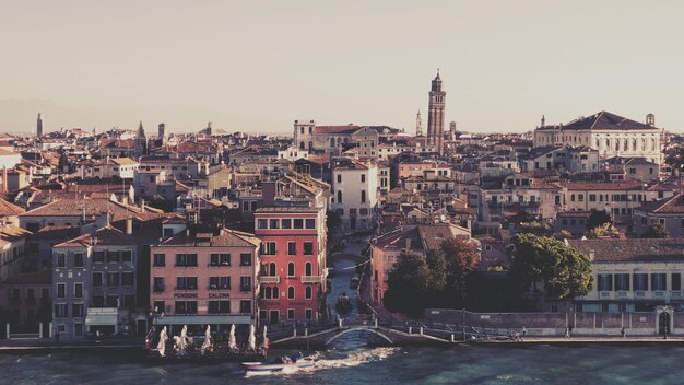 写真 澄んだ空に照らされた町の建物