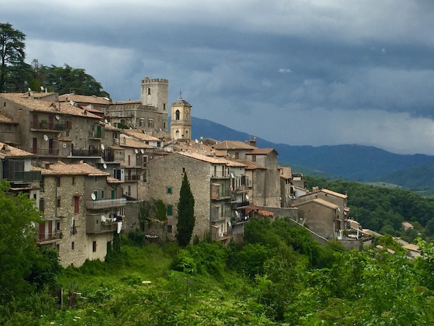 Foto edifici e montagne contro un cielo nuvoloso