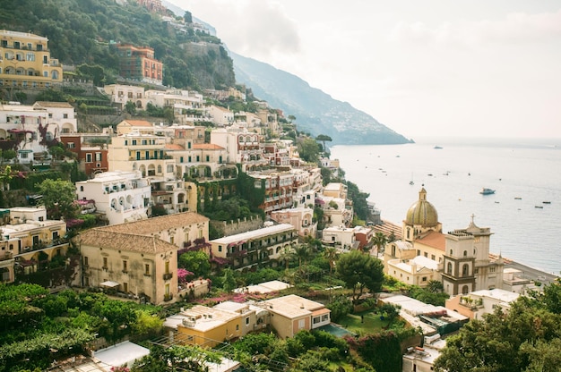 포지타노 (Positano) 의 바다에 있는 산에 있는 건물들