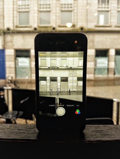 Foto edifici visti attraverso il telefono cellulare