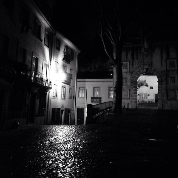 Foto edifici in strada durante la notte
