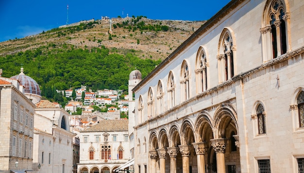 Edifici nella strada accanto al famoso stradun, tra cui il palazzo del rettore, dubrovnik, croazia