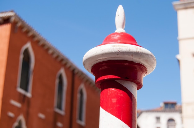 Photo buildings and a tipycal pole in venice