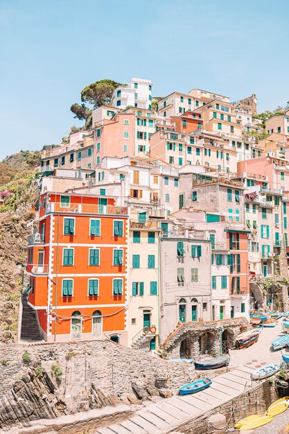 Foto edifici in città contro un cielo blu limpido