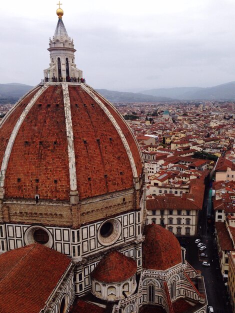 Foto edifici in città contro un cielo nuvoloso