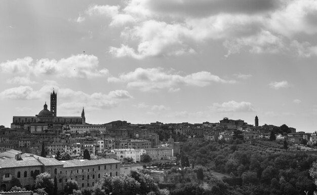 Foto edifici in città contro un cielo nuvoloso