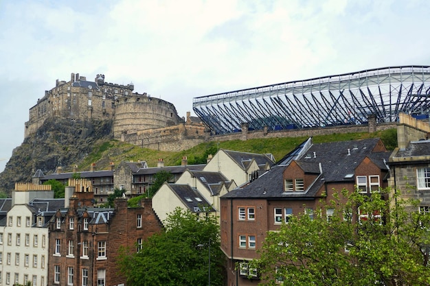 Photo buildings in town against cloudy sky