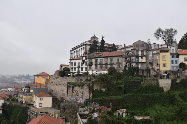 Photo buildings in town against cloudy sky