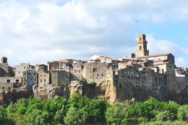 Foto edifici in città contro un cielo nuvoloso