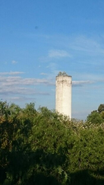 Foto costruzione costruita contro il cielo blu e le nuvole