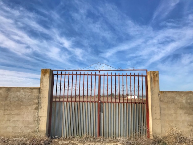 Foto struttura costruita contro il cielo blu