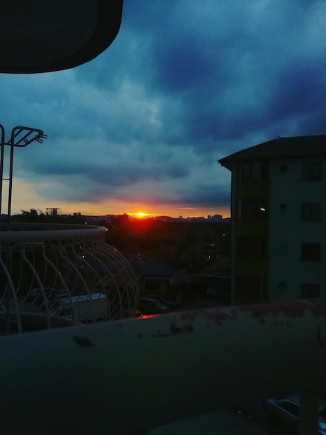 Foto struttura costruita contro il cielo al tramonto