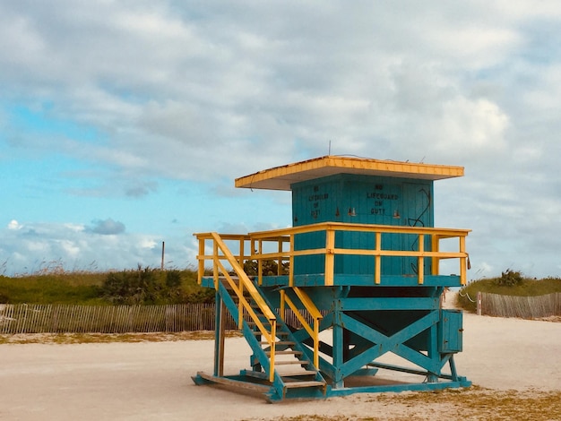 Foto struttura costruita sulla spiaggia contro il cielo