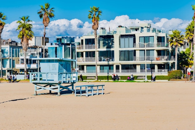 Photo built structure on beach by buildings against sky