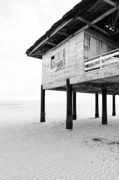 Photo built structure on beach by sea against sky