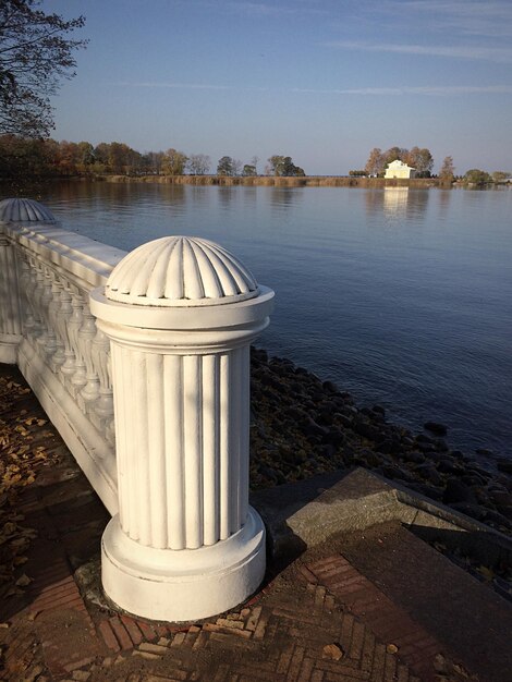 Photo built structure by lake against sky