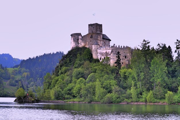 Foto struttura costruita dal lago contro il cielo