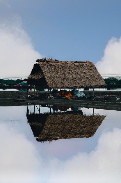 写真 空に照らして湖に建てられた構造物