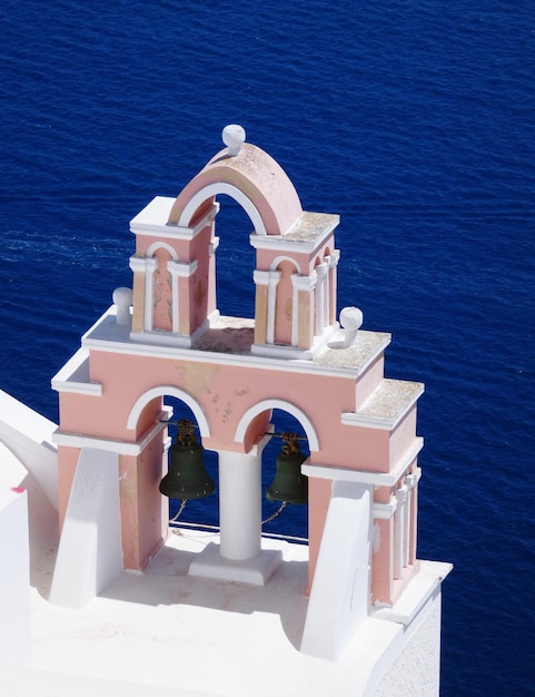 Foto struttura costruita dal mare contro il cielo blu