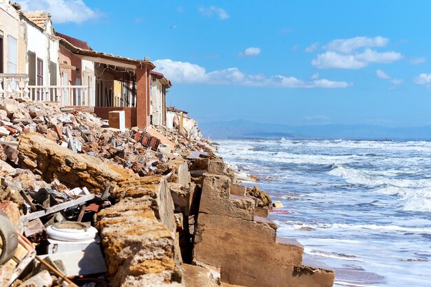 Foto struttura costruita dal mare contro il cielo