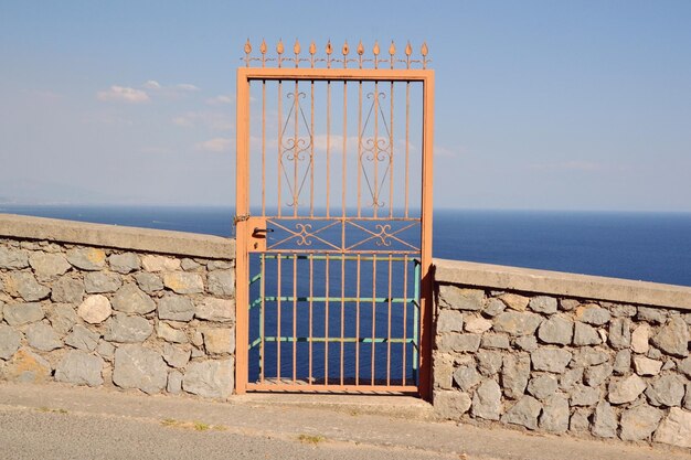 Photo built structure by sea against sky