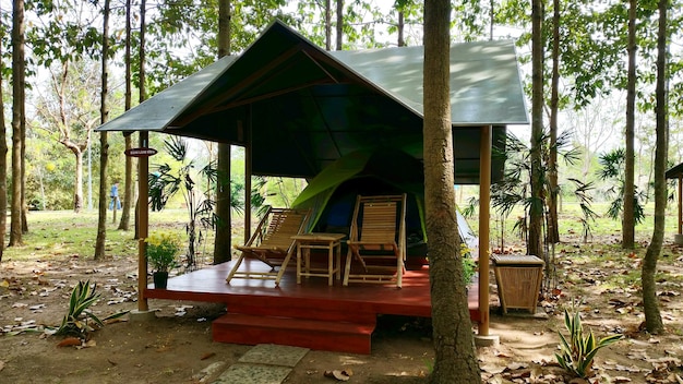 Photo built structure by trees against sky