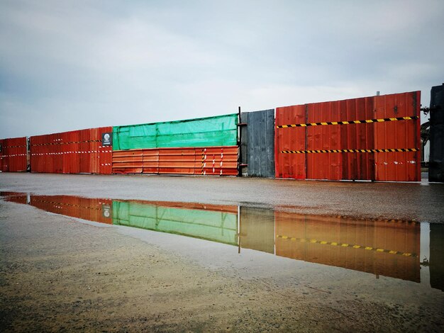 Photo built structure by water against sky